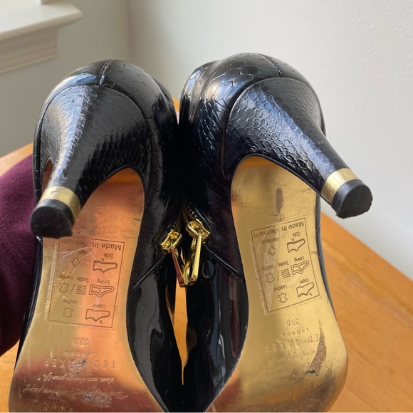 GORGEOUS Ted Baker London patent leather booties with bold gold accents! 38.5 - Picture 7 of 16